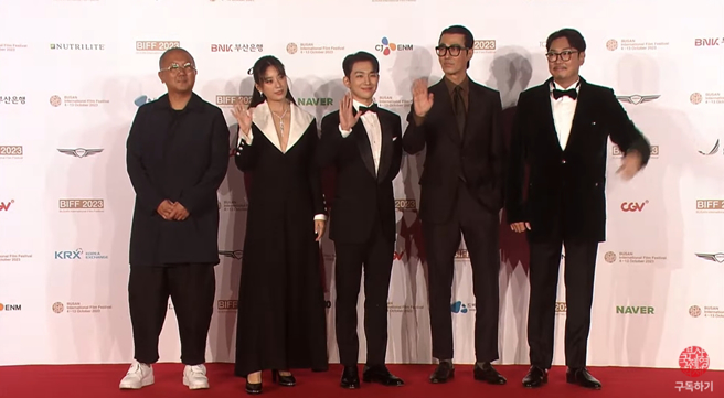 韩孝周（左二）为主演电影《信徒2》与赵震雄（右一）、车胜元（右二）等人踏上红毯。（图／摘自YouTube）