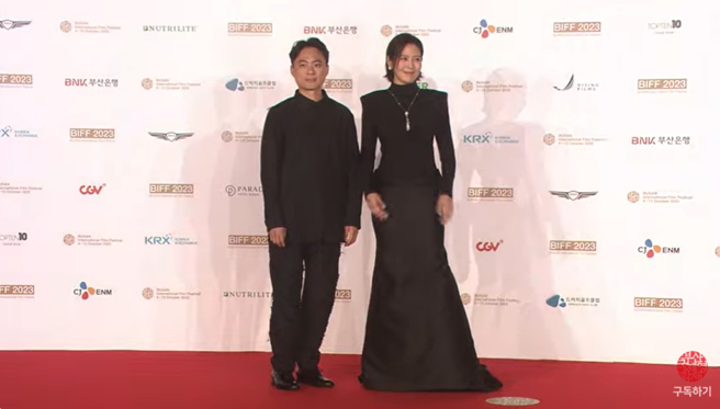 刘品言主演《莎莉》入选亚洲之窗单元，她身穿黑色礼服与导演练建宏出席。（图／摘自YouTube）