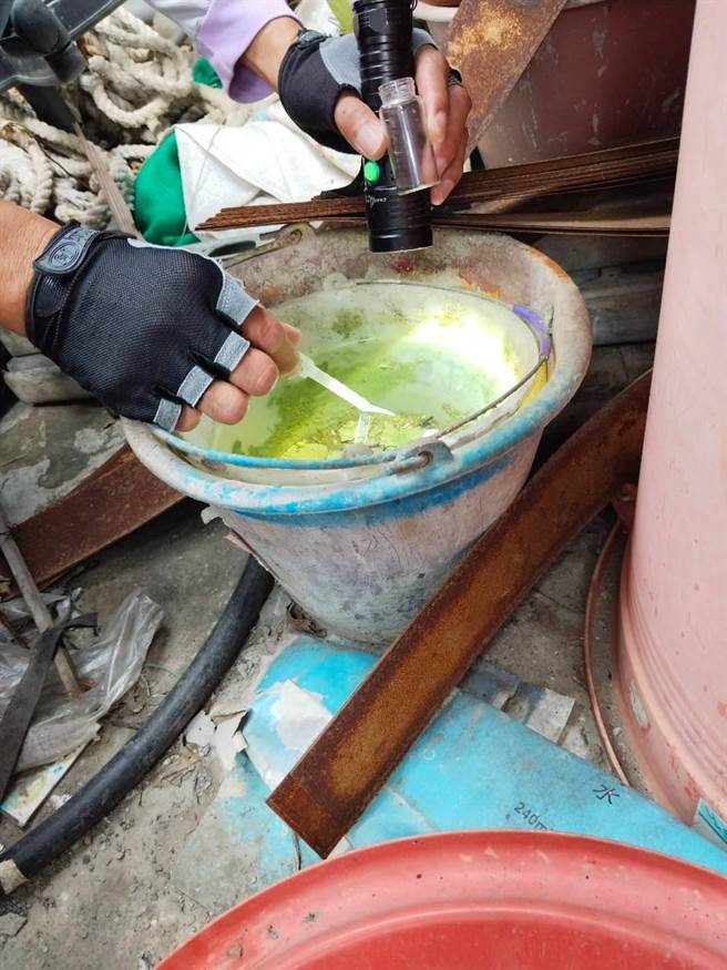 台南本土登革熱累計1萬2514例，小犬颱風恐為疫情帶來變數，防疫人員趕在颱風前持續在社區巡查有無孳生源。（曹婷婷攝）