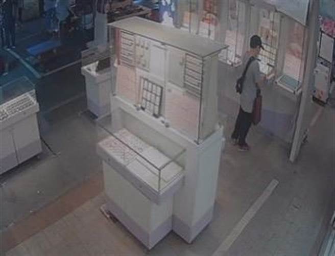 饶河夜市一家银楼日前遭窃，损失7只金戒子。（翻摄照片／林郁平台北传真）