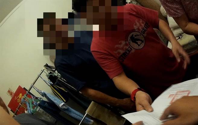 警方4日将邓嫌逮捕到案。（翻摄照片／林郁平台北传真）