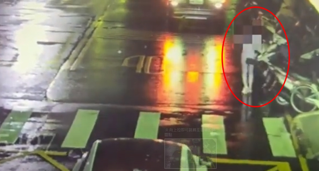 通緝犯欠債15萬避不見面，債主使「美人計」引發街頭大亂鬥。（翻攝自影片）