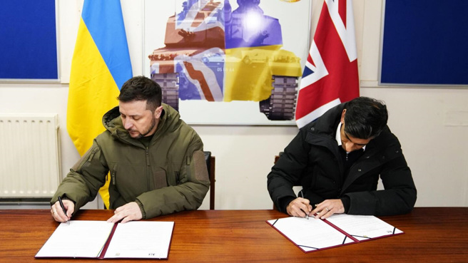 今年2月，英国首相苏纳克签定捐赠挑战者2型坦克给乌克兰的合约。(图/美联社)