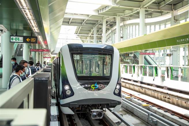 小犬颱風來襲，中市府稍早宣布明天停止上班、上課，中捷公司表示，明日班距將調整為15分鐘1班。（台中市政府提供／張亦惠台中傳真）