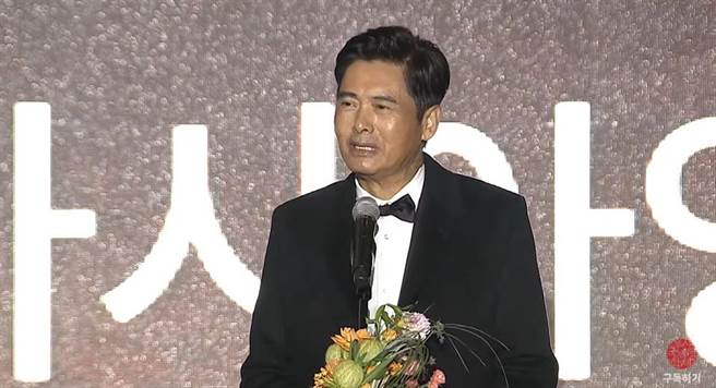 周润发在釜山影展上获颁「亚洲电影人奖」。（翻摄自YouTube）