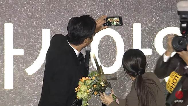 周润发举起手机和全场自拍。（翻摄自YouTube）