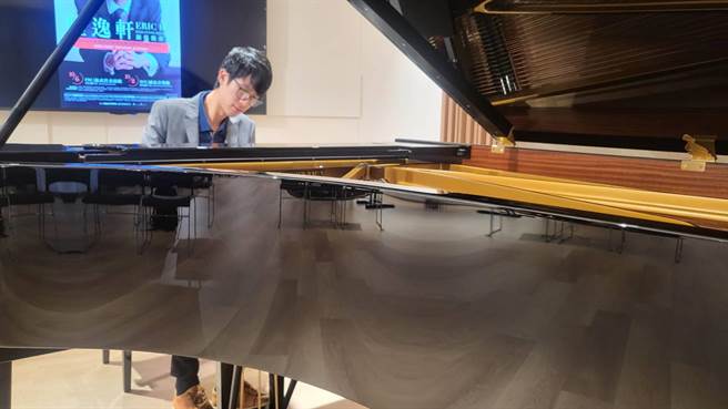 身材高瘦，戴着黑色粗框眼镜，弹琴时深沉且有气势，里兹国际钢琴大赛金牌得主、台裔美籍钢琴家陆逸轩再次来台演出。（李欣恬摄）