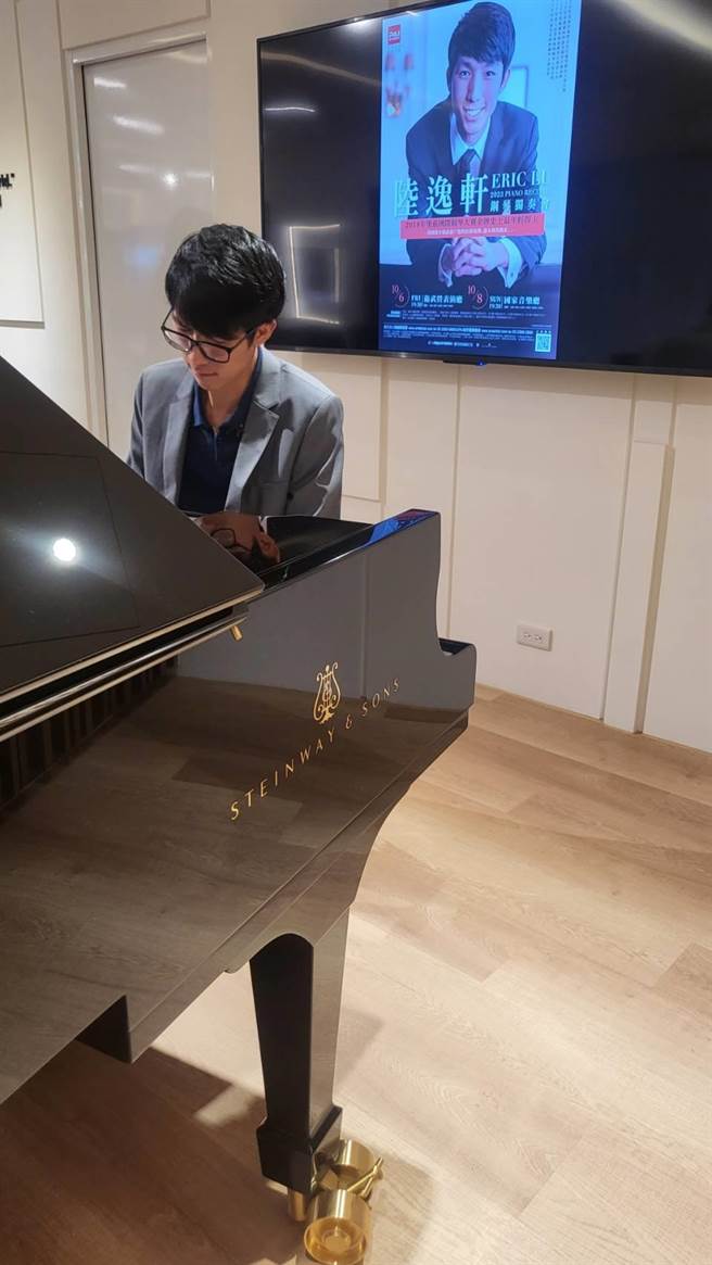 里兹国际钢琴大赛金牌得主、台裔美籍钢琴家陆逸轩，希望能一辈子弹琴，这是他最喜欢的事。（李欣恬摄）