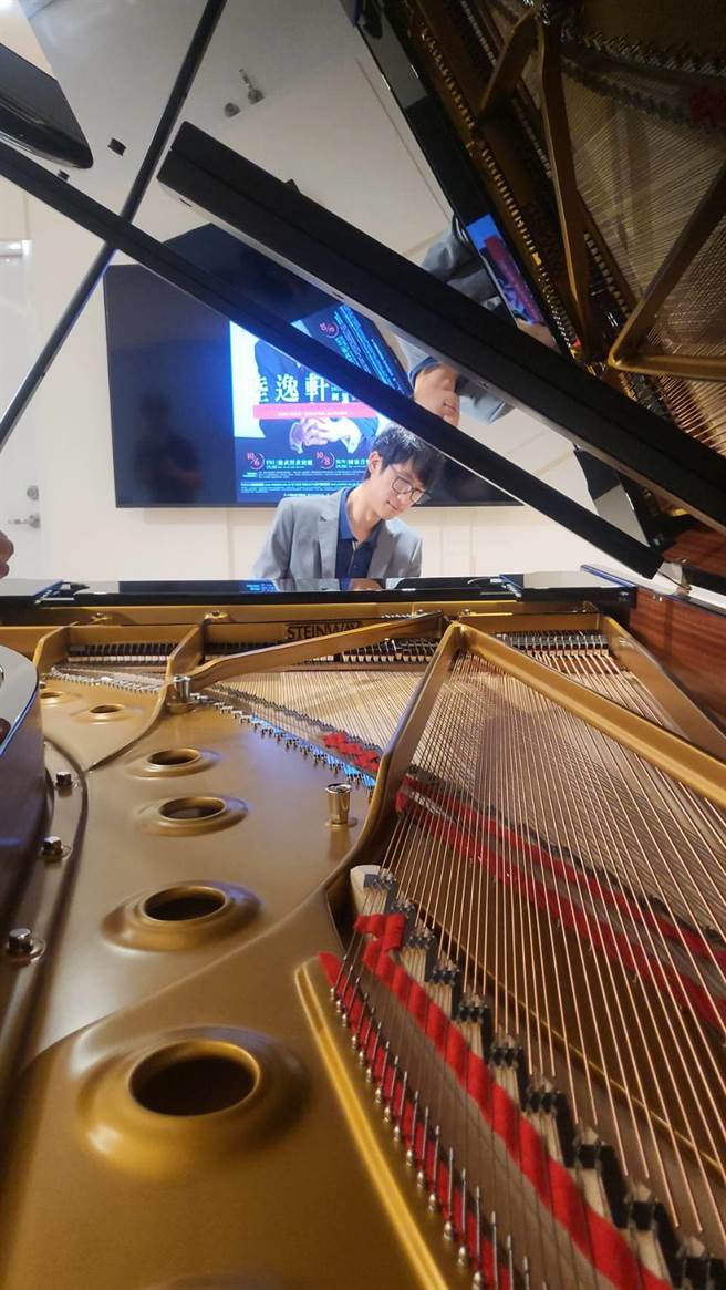 台裔美籍钢琴家陆逸轩的父亲是台湾人，母亲为上海人，他很喜欢喝台湾的珍珠奶茶。（李欣恬摄）