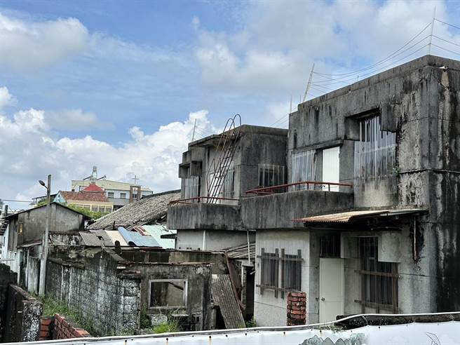 屏东潮州日式建筑文化园区自2019年开馆后，成为潮州镇上最佳的展览场地，目前申请展出的檔期已排到明年底，为此，公所近日计画再争取2亿经费，修缮其他8栋建筑，提高展览量能。（谢佳潾摄）