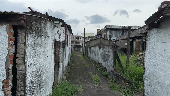 屏东潮州日式建筑文化园区自2019年开馆后，成为潮州镇上最佳的展览场地，目前申请展出的檔期已排到明年底，为此，公所近日计画再争取2亿经费，修缮其他8栋建筑，提高展览量能。（谢佳潾摄）