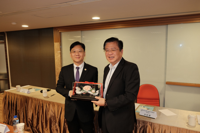 台企聯會長李政宏（左）今日率團拜訪商總，拜會商總理事長許舒博（右）。（圖／台企聯提供）