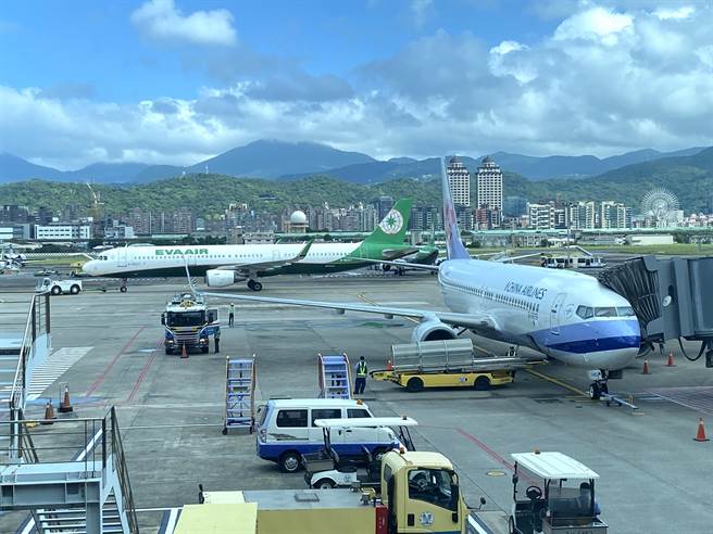 明(5)日松山及台中往返金门的飞机航班部分维持正常，高雄往返金门航班则全天取消。（于家麒摄）