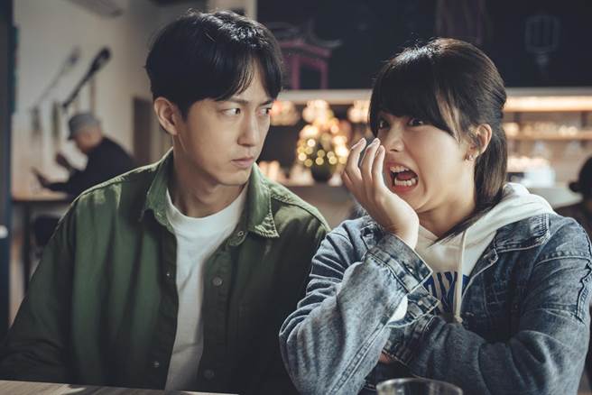 邱昊奇、王上菲有一连串爆笑火花。（纬来电影台提供）