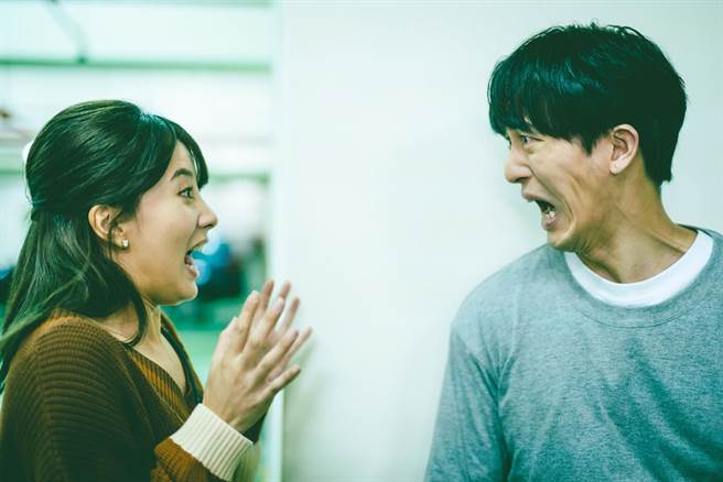 邱昊奇、王上菲有一连串爆笑火花。（纬来电影台提供）