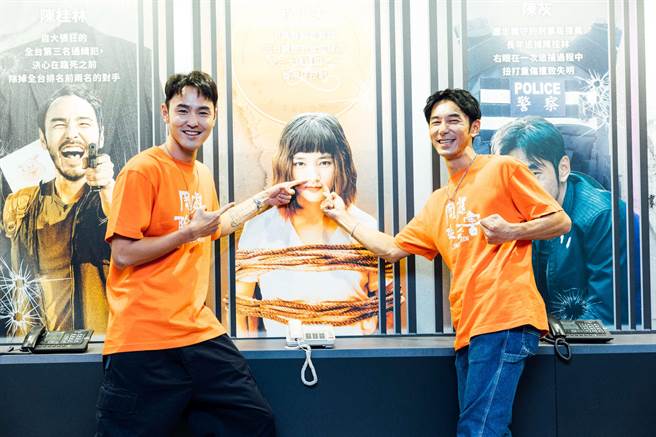 阮经天与李李仁和王净看板搞怪合影。（高雄电影节提供）