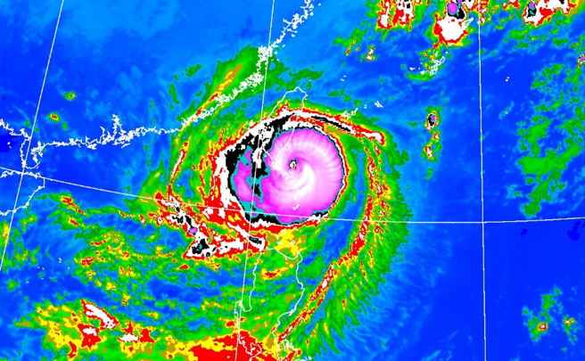 小犬颱风中心将辗过兰屿，气象专家示警台东、恒春半夜风雨将瞬间增强。（气象署）