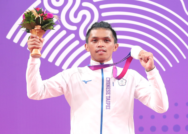 「排灣族戰士」賴主恩在杭州亞運拳擊男子63.5公斤級奪下銀牌。（鄭任南攝）