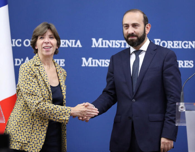 法国外交部长柯隆纳(左)，访问亚美尼亚，与该国外长米尔佐扬(右)握手。(图/路透社)