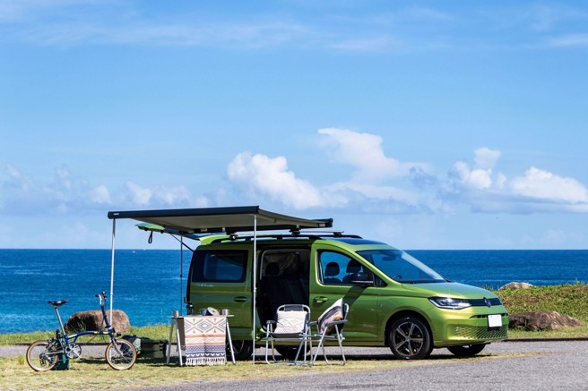 福斯商旅Caddy California車側上方遮陽棚，不論晴雨，可隨時隨地打造起美景環繞的戶外客廳，售價169.9萬元。（陳大任攝）

