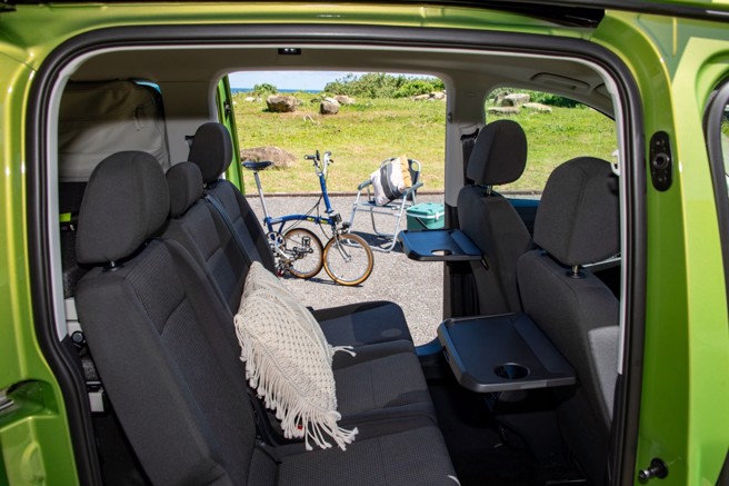 拉開側門，立刻成為開放式的小空間。（陳大任攝）