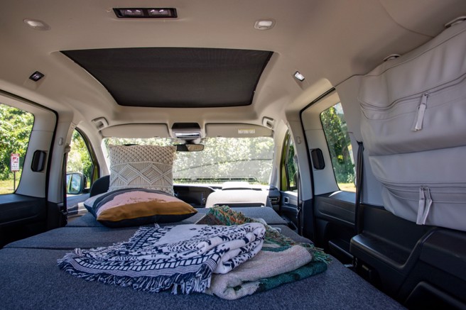 床墊尺寸1980x1070x45mm，可供兩人自在躺臥，所有車窗都有對應的遮光簾，確保車內隱私。（陳大任攝）