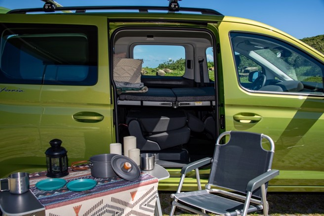 第二排座椅向下摺疊，拉開臥鋪，搖身變成舒適臥艙。（陳大任攝）