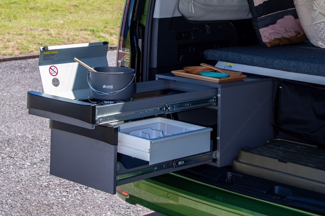 簡單幾個動作就能搭起戶外廚房。（陳大任攝）