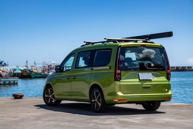 福斯商旅Caddy California有多達十種車色選擇，試駕車為亮麗搶眼的蘋果綠車色。（陳大任攝）