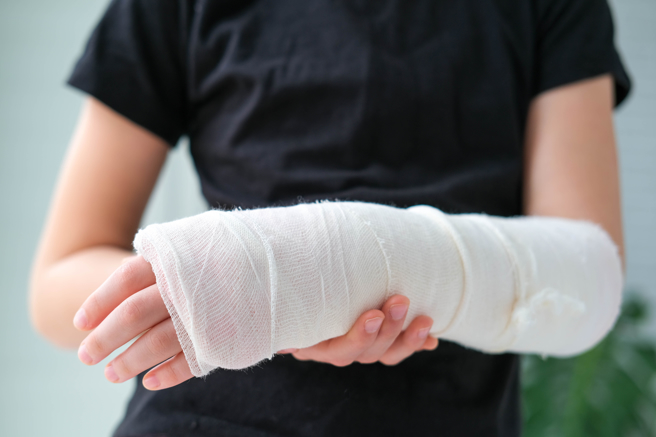 科学家发现一个细胞讯号通路，它与骨密度流失有关，将它阻断，老骨头也可回春。(图/shutterstock)