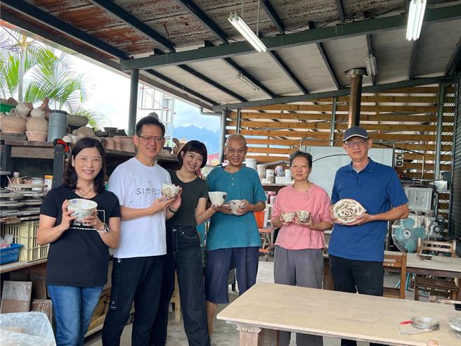陶艺家林善述（右三）与学生们推出师生创作联展「皆宜」，自10／5起开展！图／业者提供