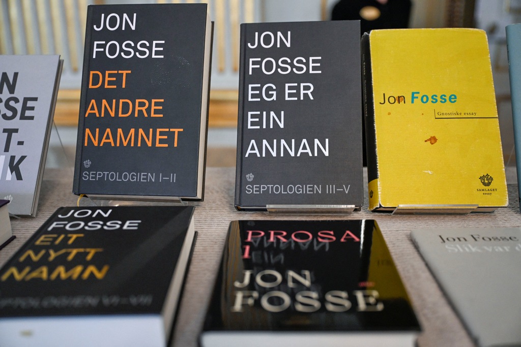 挪威作家佛斯获颁2023年诺贝尔文学奖。瑞典斯德哥尔摩的书店陈列佛斯的着作。（路透）