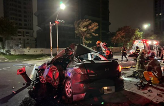 颱風天台南轎車猛撞號誌桿！全車撞爛3人受困   1人無生命跡象