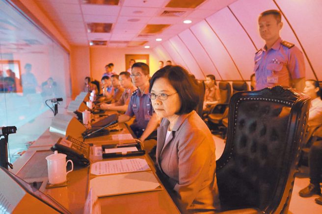 陆方再秀军武肌肉，衡山指挥所成为焦点。图为2016年总统蔡英文视导俗称「衡山指挥所」的「联合作战指挥中心」听取任务简报，并实地巡视作业情形。（军闻社提供）