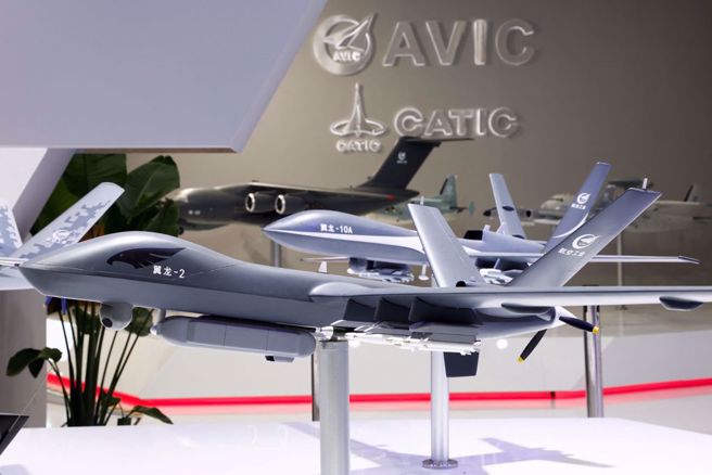 大陆航空工业集团（AVIC）在巴黎航展中，展示「翼龙」系列无人机模型。（路透社）