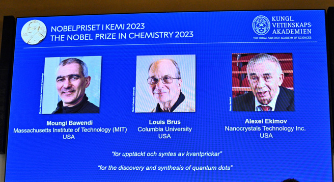 诺贝尔化学奖4日揭晓，由3名学者巴汶帝（萤幕左起）、布鲁斯、艾吉莫夫同享殊荣。（美联社）