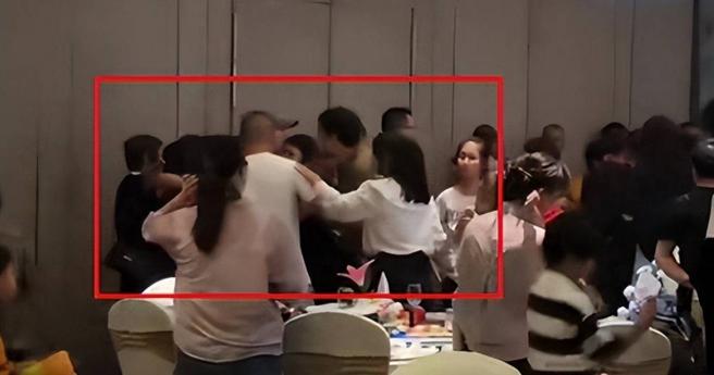 大陸浙江省溫州市一對新人舉行婚宴，雙方親友爆發衝突。（圖／翻攝自微博）