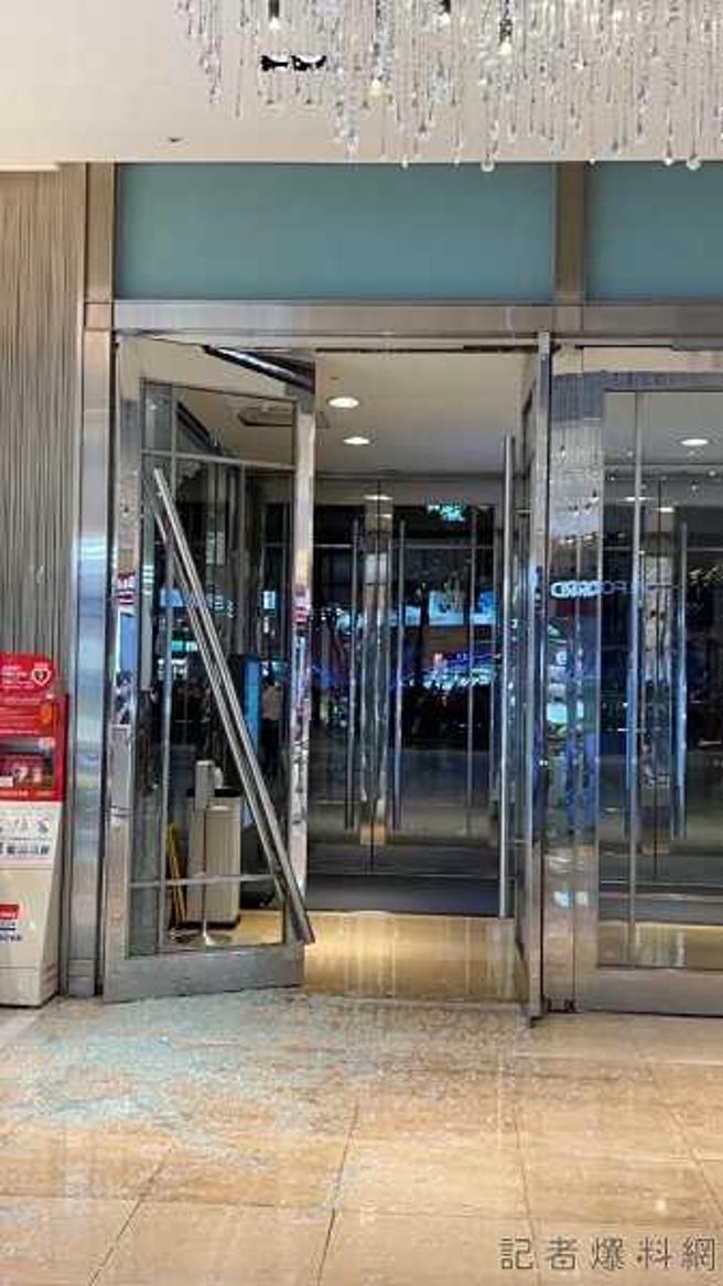 新光三越的大门玻璃破裂。（图／翻摄自记者爆料网）
