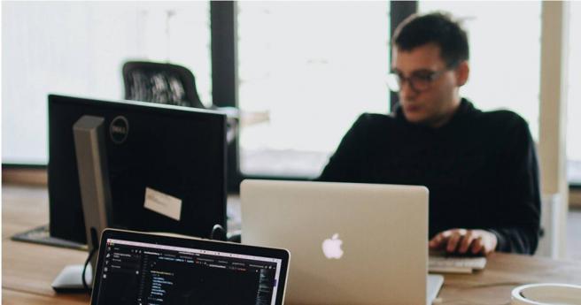 一名月領2萬6400元的網友3度遞出辭呈都被退回，相當無奈。（示意圖／Pexels）