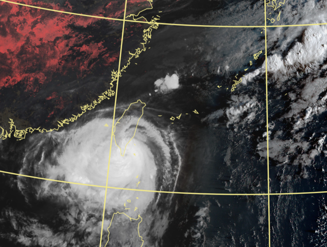 小犬登陆恒春半岛，移动速度放缓，今为全台带来狂风豪雨。（中央气象署提供）