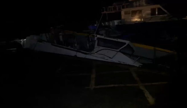 兰屿开元港7成渔船沉没，渔民现场哀号。(翻摄自记者爆料网)