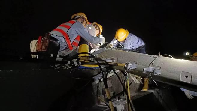 小犬颱风瞬间强风造成台南北门区电杆倾倒，台电人员彻夜抢修。（台电新营营业处提供／张毓翎台南传真）