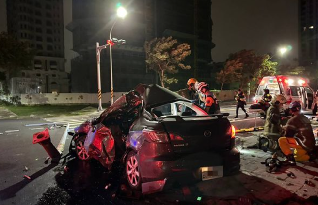 台南轿车自撞号志杆！全车撞烂3人受困 ，消防队赶赴现场急救援。(戴志扬翻摄)