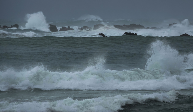 小犬颱風撲向蘭嶼，氣象站測得17級以上陣風，達強烈颱風等級。（本報系資料照）