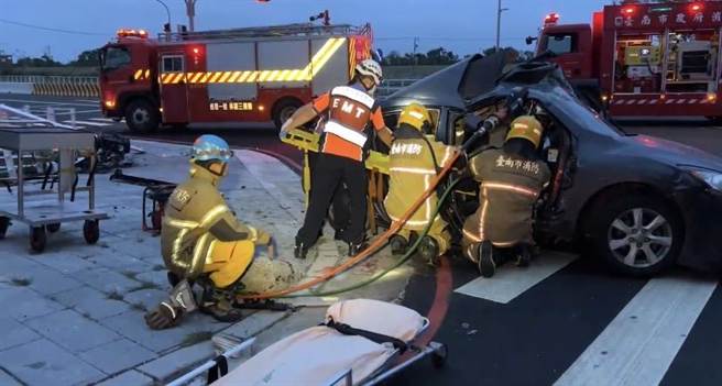 台南今天清晨发生一起严重自撞车祸，造成驾驶身亡，车上两名友人受伤。(读者提供／曹婷婷台南传真)