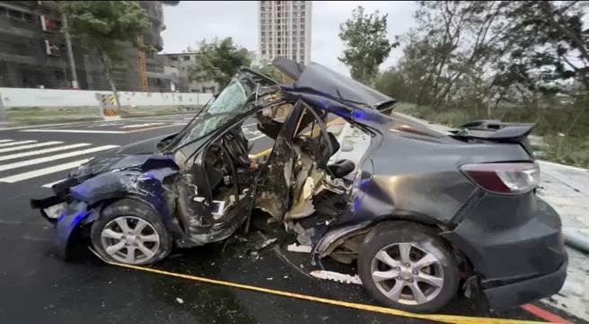 许男座车严重变形，消防人员动用破坏器具才将人顺利救出。(读者提供／曹婷婷台南传真)