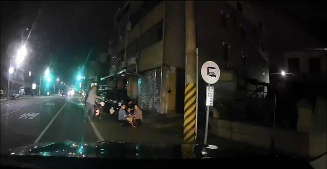 台南市官田区4日颱风夜一名4岁男童独自在外骑儿童三轮车未归，幸好及时在离家1公里外的路旁被热心民眾找到。（读者提供／张毓翎台南传真）
