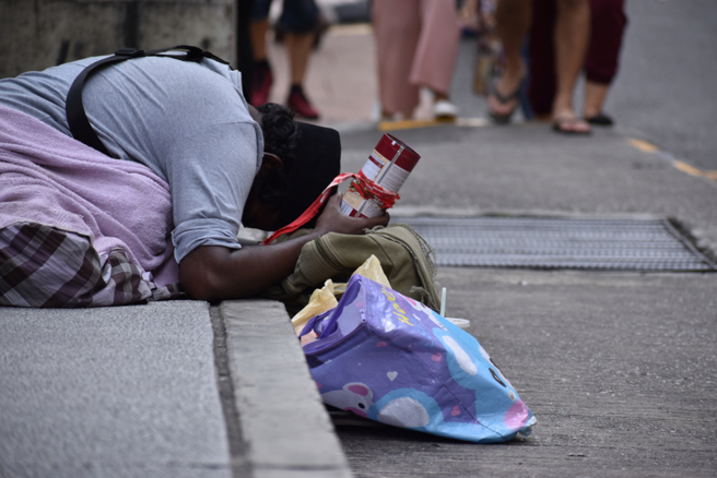 马来西亚一名乞丐于近日被拍到从袋子里，掏出厚厚的纸钞，慢慢结算「当天收入」，让网友惊呼不可思议。（示意图/shutterstock）
