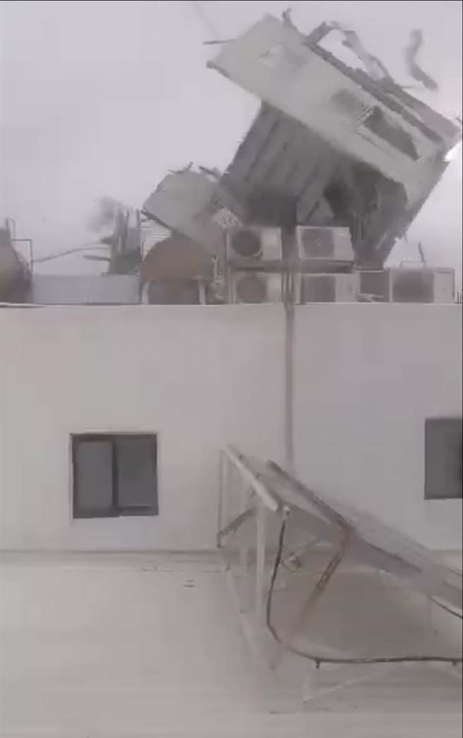 恒春半岛上午7时刮起17级阵风，不仅满州乡电杆倒一排，连垦丁大街的顶楼加盖铁皮屋都被吹掀。（垦丁大街李姓民眾提供／谢佳潾屏东传真）