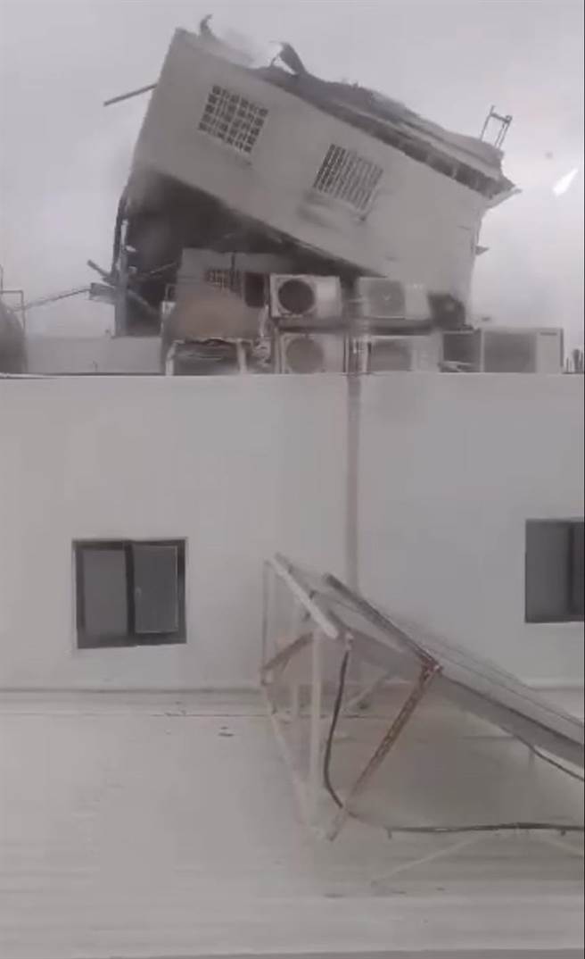恒春半岛上午7时刮起17级阵风，不仅满州乡电杆倒一排，连垦丁大街的顶楼加盖铁皮屋都被吹掀。（垦丁大街李姓民眾提供／谢佳潾屏东传真）